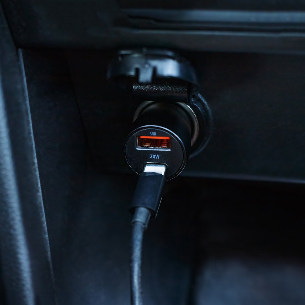 Maxlife MXCC-04 PD QC automašīnas lādētājs 1x USB-C 1x USB 20W melns + USB-C - USB-C kabelis 60W