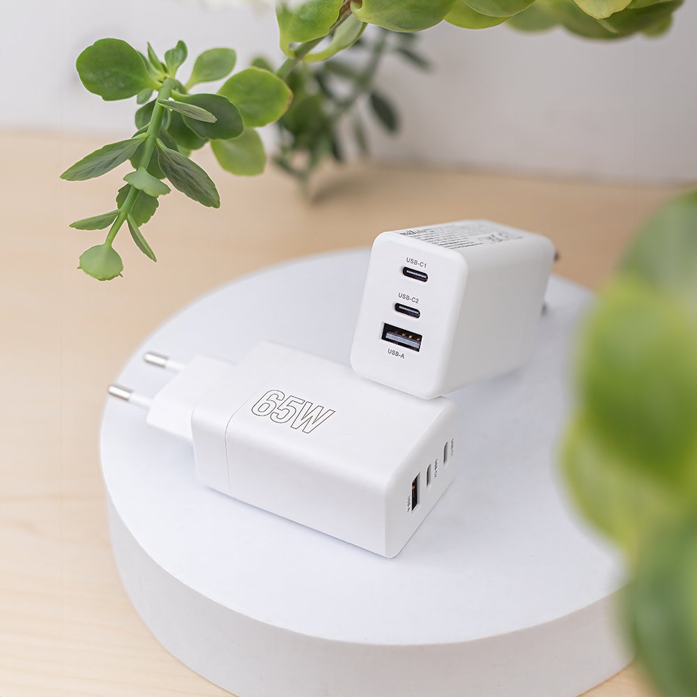 Maxlife lādētājs MXTC-08-65ACC PD QC 2x USB-C 1x USB 65W, balts