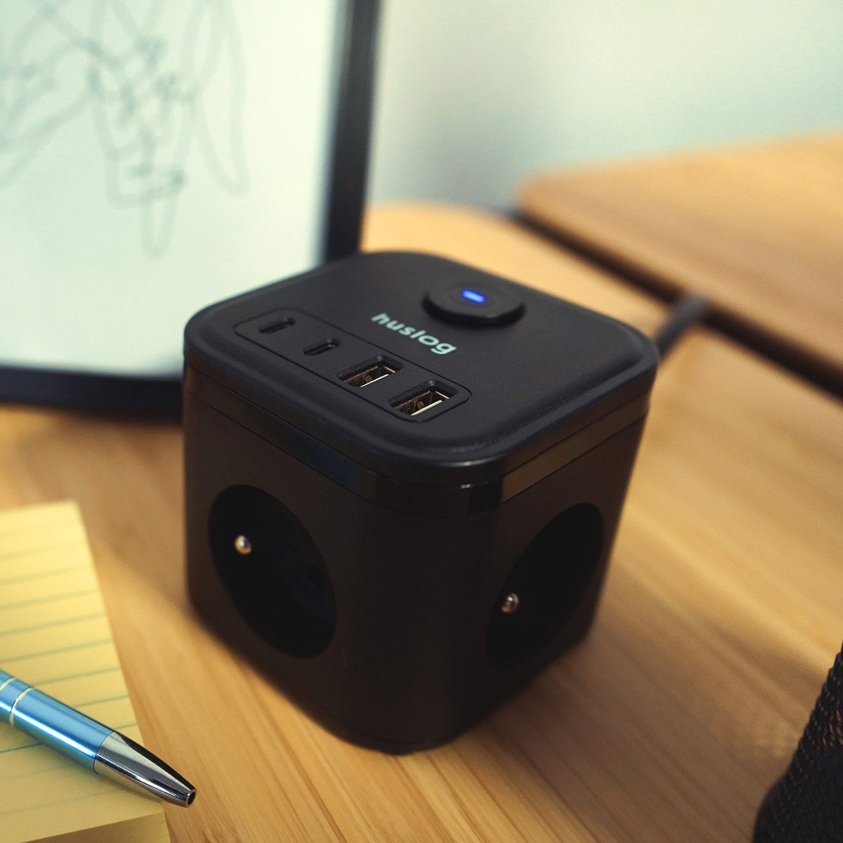 Huslog Cube pagarinātājs ar USB
