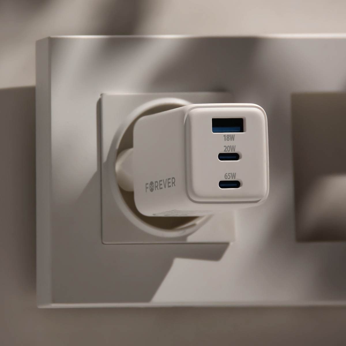 Forever TC-08-65ACC GaN PD QC lādētājs 2x USB-C 1x USB 65W balts