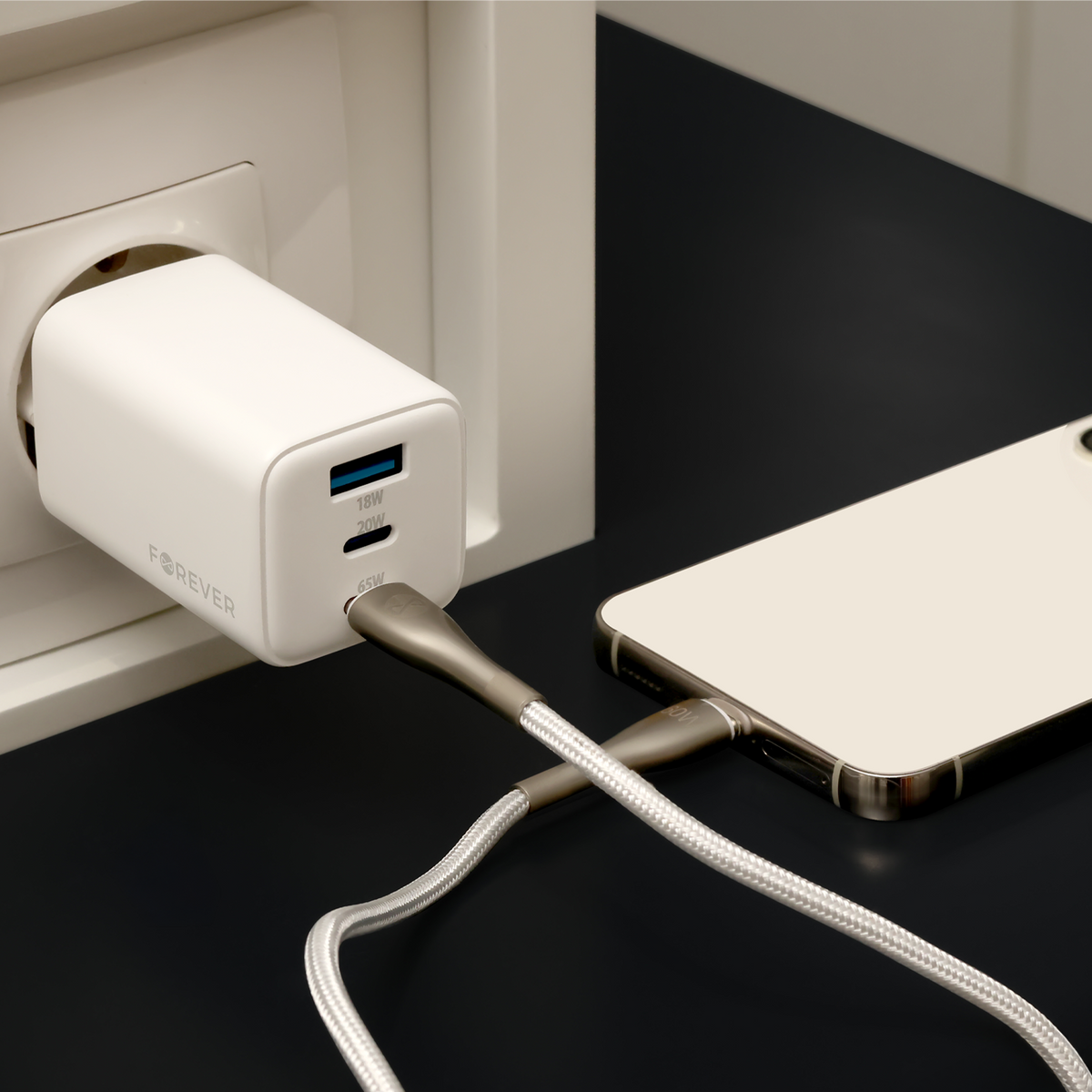 Forever TC-08-65ACC GaN PD QC lādētājs 2x USB-C 1x USB 65W balts