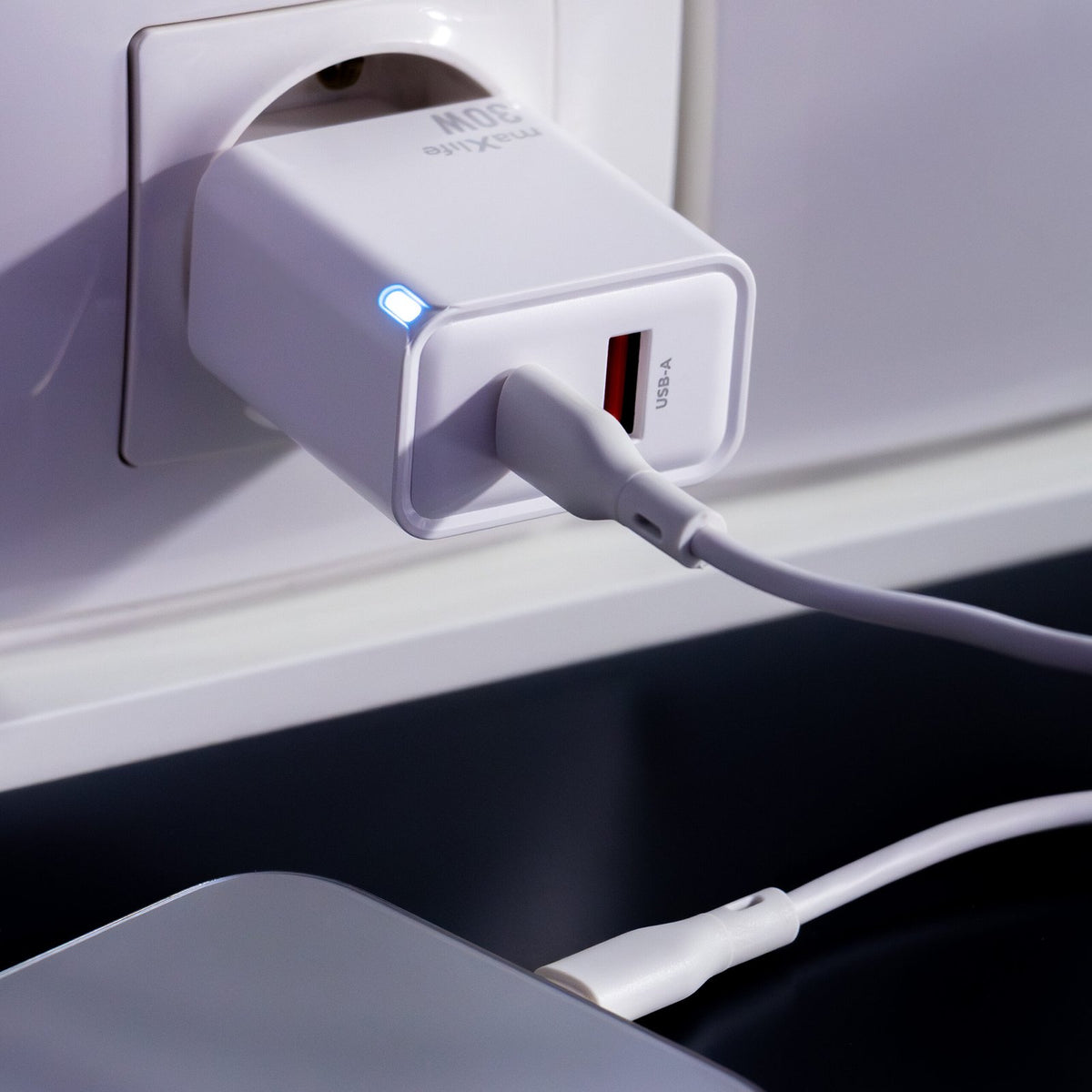 Maxlife MXTC-09-30AC GaN PD QC lādētājs 1x USB-C 1x USB 30W balts