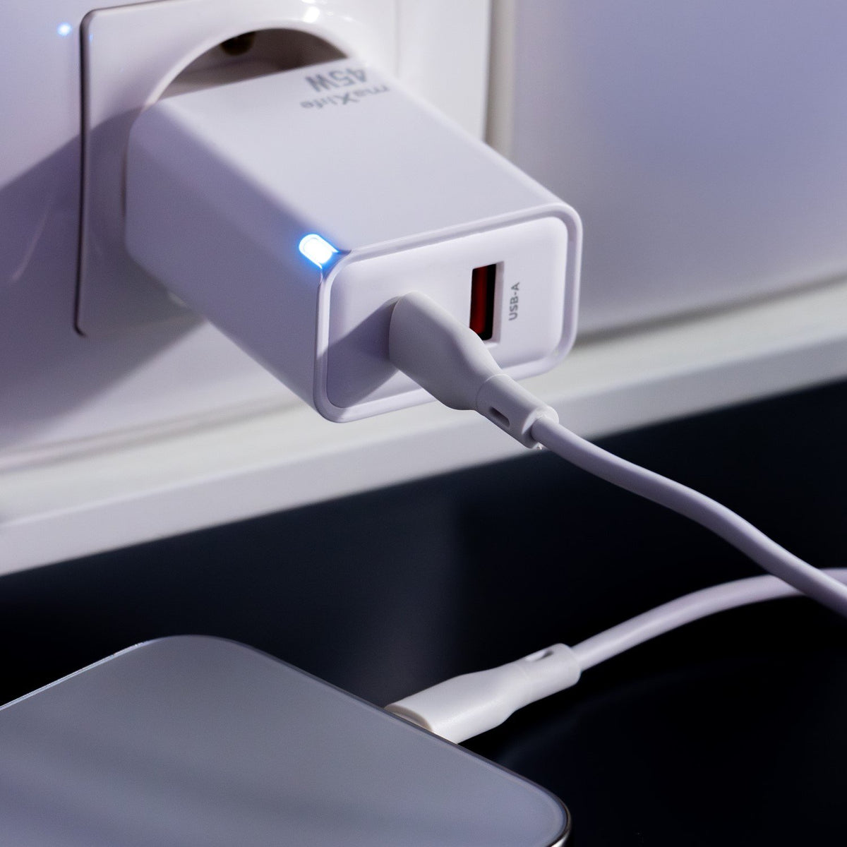 Maxlife MXTC-09-45AC GaN PD QC lādētājs 1x USB-C 1x USB 45W balts