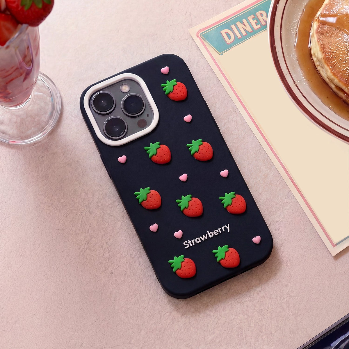 Zemeņu motīva vāciņš iPhone 16 Pro Max 6,9" melns