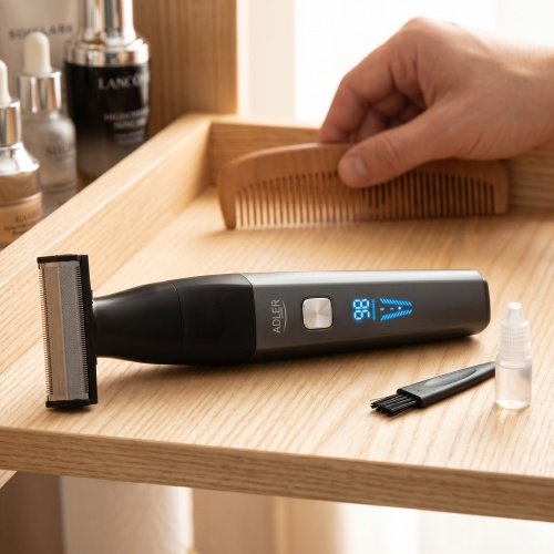Ķermeņa trimmeris ar garu salokāmu rokturi, USB, platu divpusēju 68 mm asmeni,