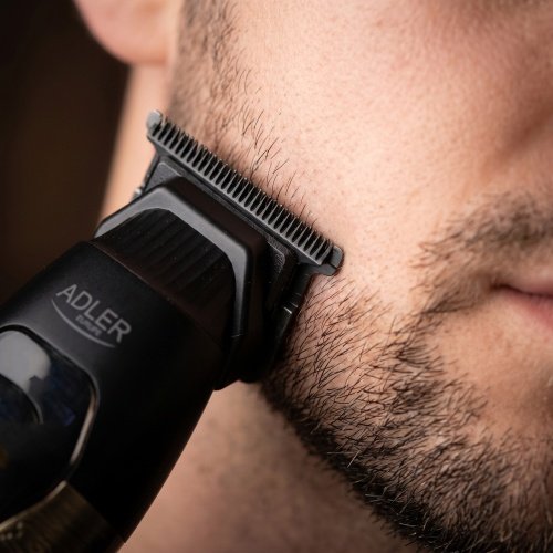 Bārdas un ūsas trimmeris, USB-C, precīza kontūru veidošana, 2 ātrumi, 3 vadības ķemmes (1,5/3/4,5 mm), LED displejs,