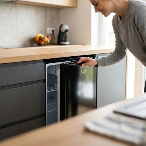 Brīvi stāvošs zemgalda ledusskapis, 58 l | Metāla durvis | Regulējama dzesēšana | Klusa darbība | Melna krāsa