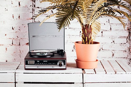 Plašu atskaņotājs ar radio